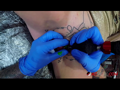 ❤️ Ekstremt tatovert hottie Sully Savage tok en tatovering på klitoris ☑ Russisk porno hos oss ️❤