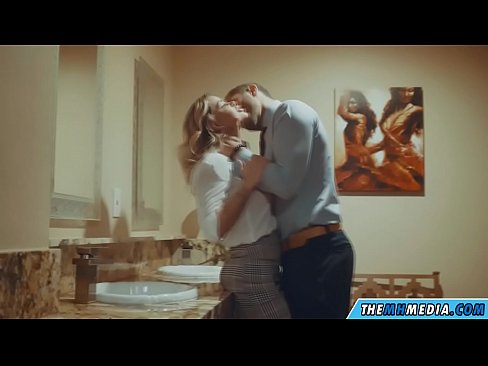 ❤️ Når en barmfagre blondine forfører deg på et offentlig toalett ☑ Russisk porno hos oss ️❤